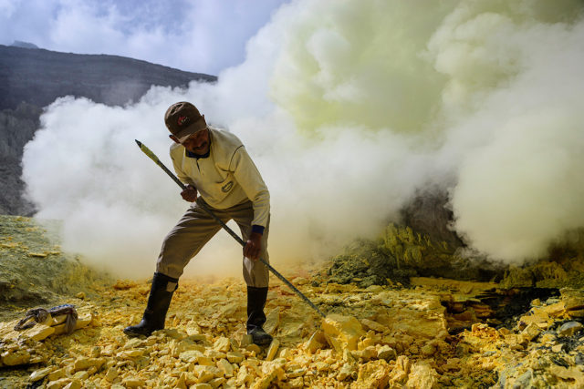 The yellow Hell of the Ijen and the Soldiers of Sulphur