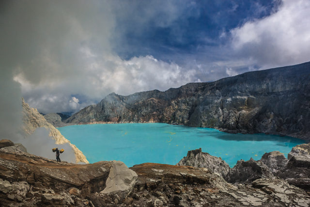 Sulphur Mine and Acid Lake – Indonesia sits on a Volcano