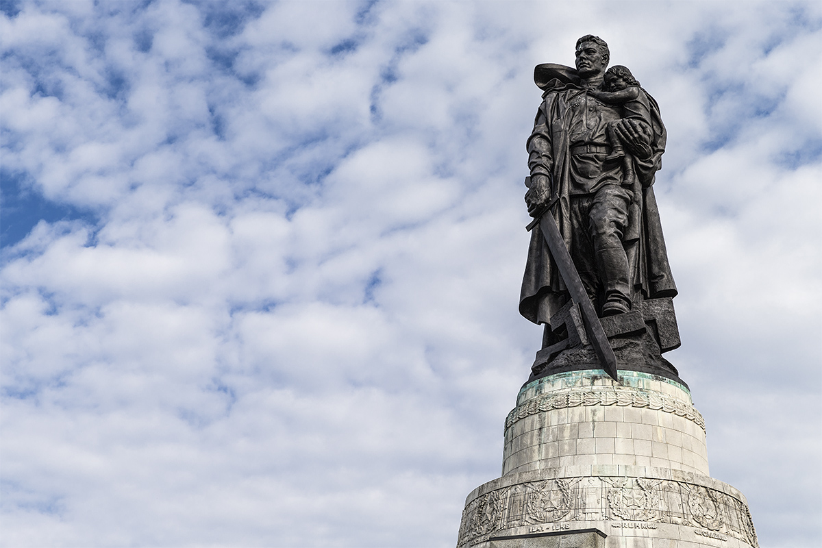 Монумент русскому солдату. Воин-освободитель Трептов-парк Берлин. Памятник воину-освободителю в Берлине в Трептов-парке. Берлин Трептов парк памятник воину освободителю. Трептов парк Берлин памятник советскому солдату.