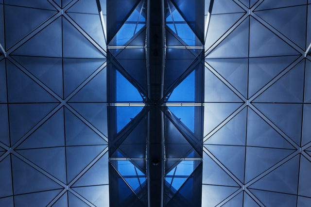 Durchgedrehte Stahlrhomben – Der Blick nach oben