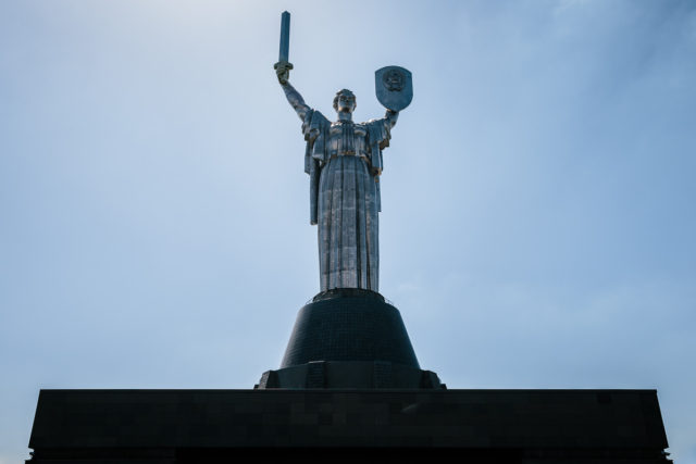 Kiew – Kastanien, Kloster und Kriegerstatuen